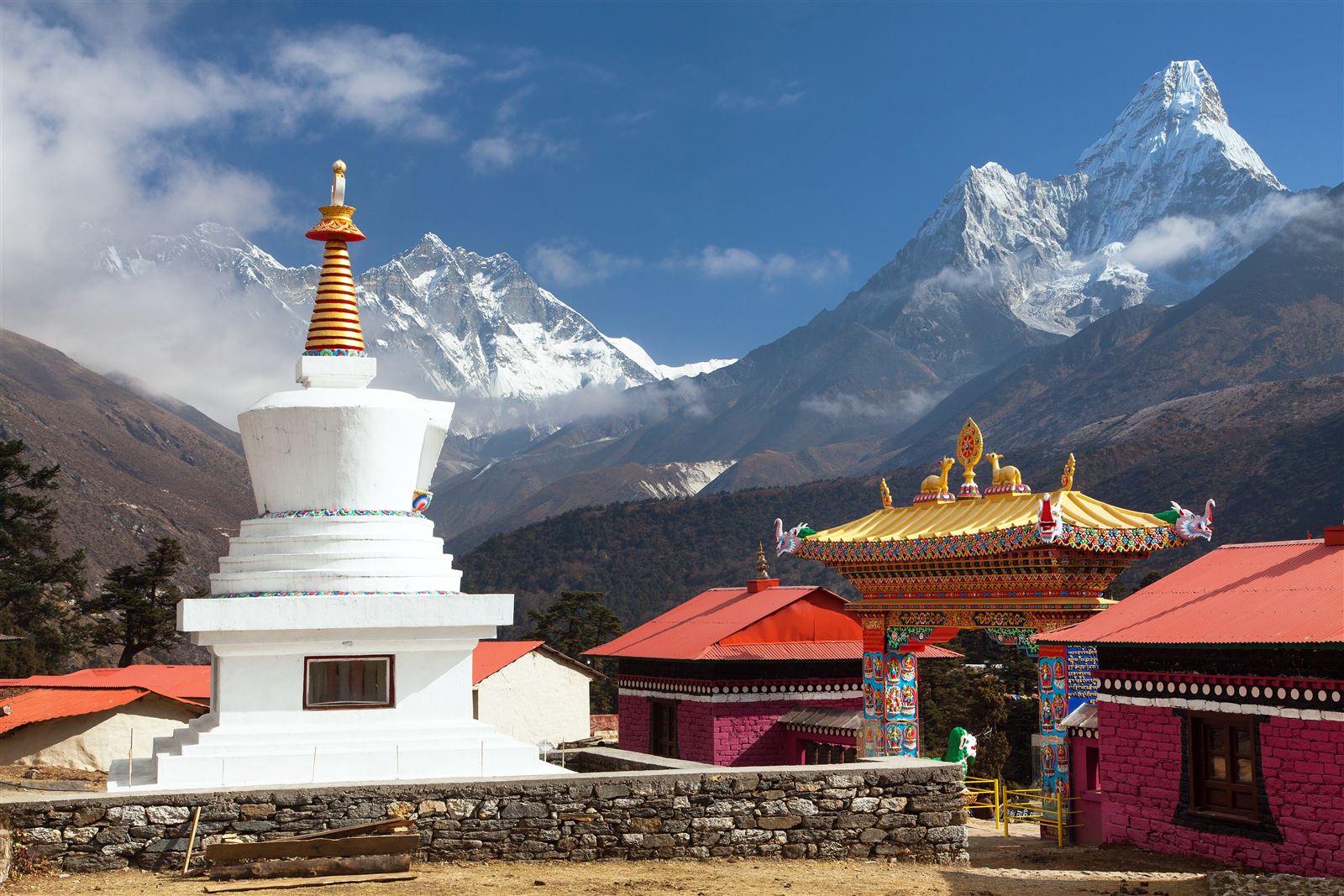 Kloster mit Mount Everest